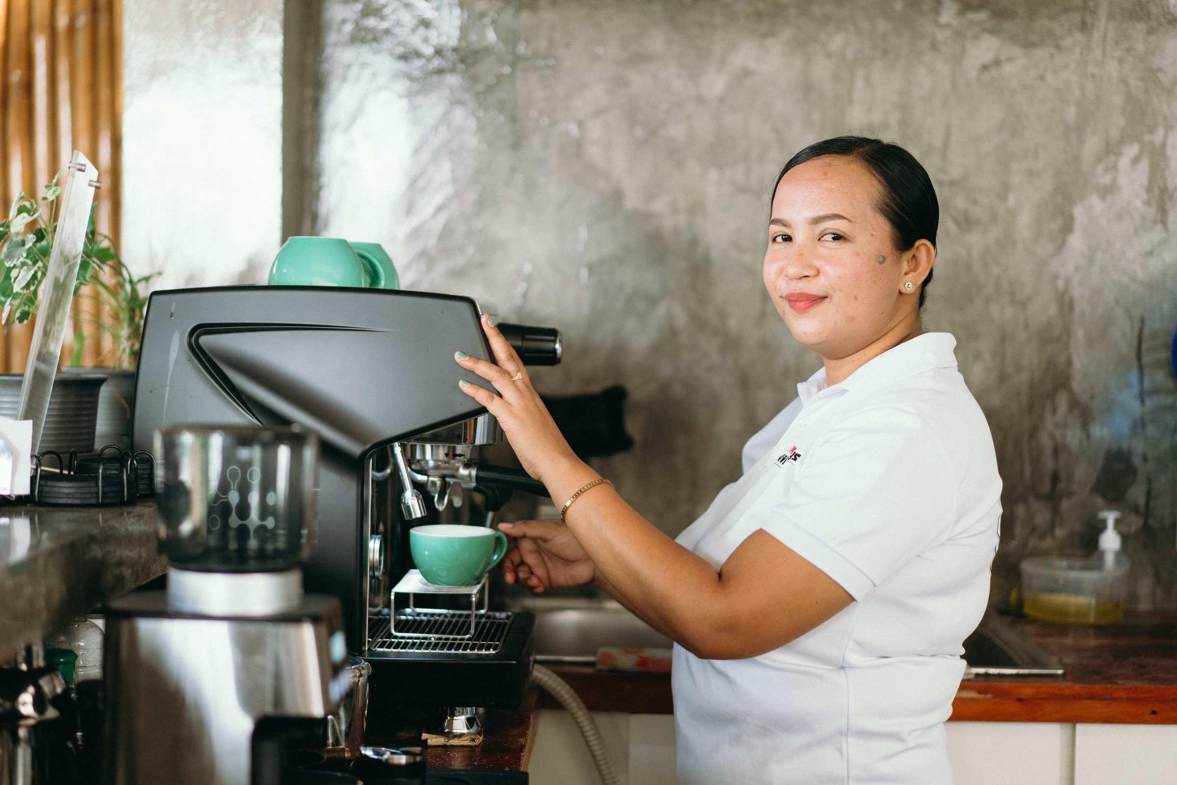 Barista bij de espressomachine
