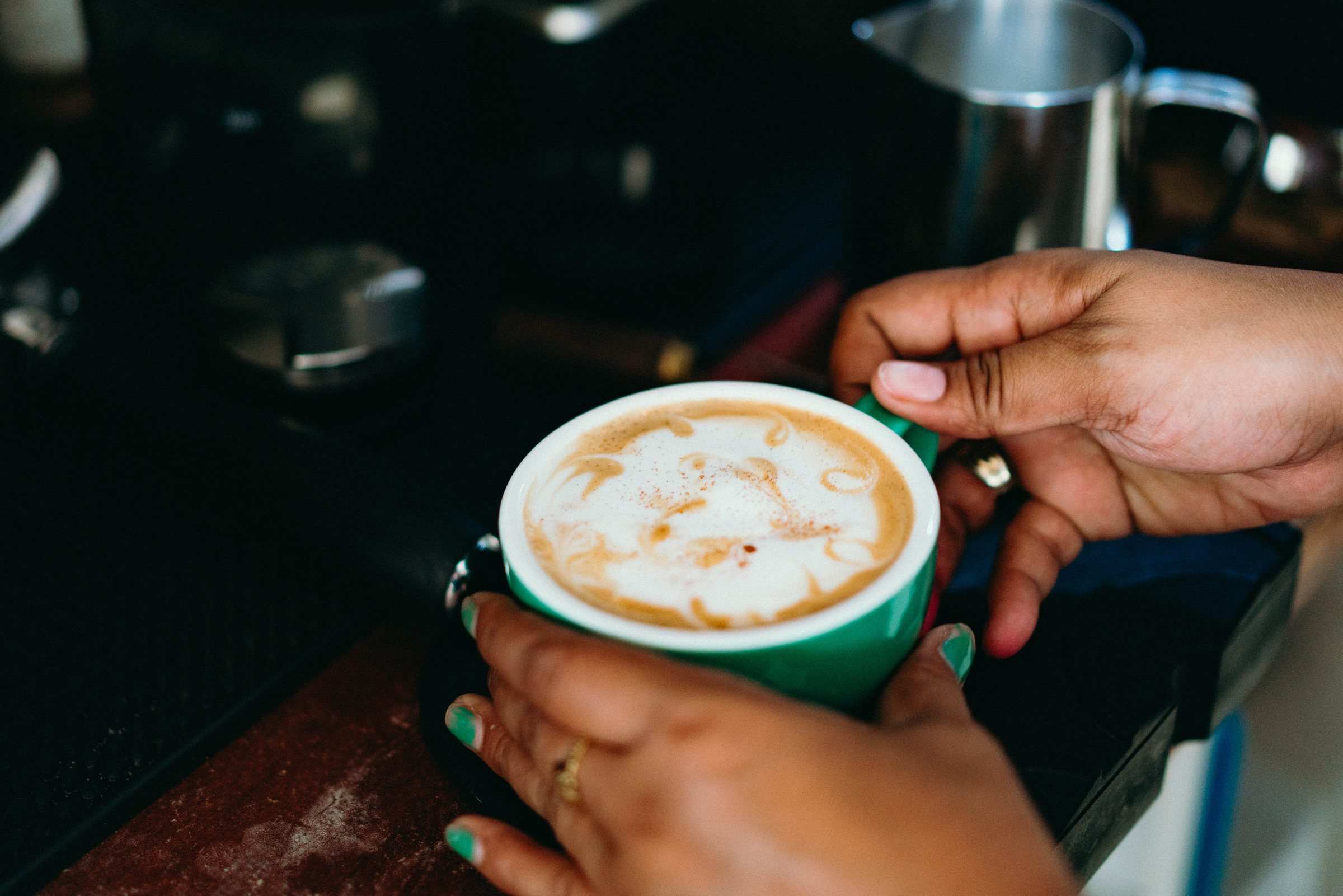 Latte art in een groene kop