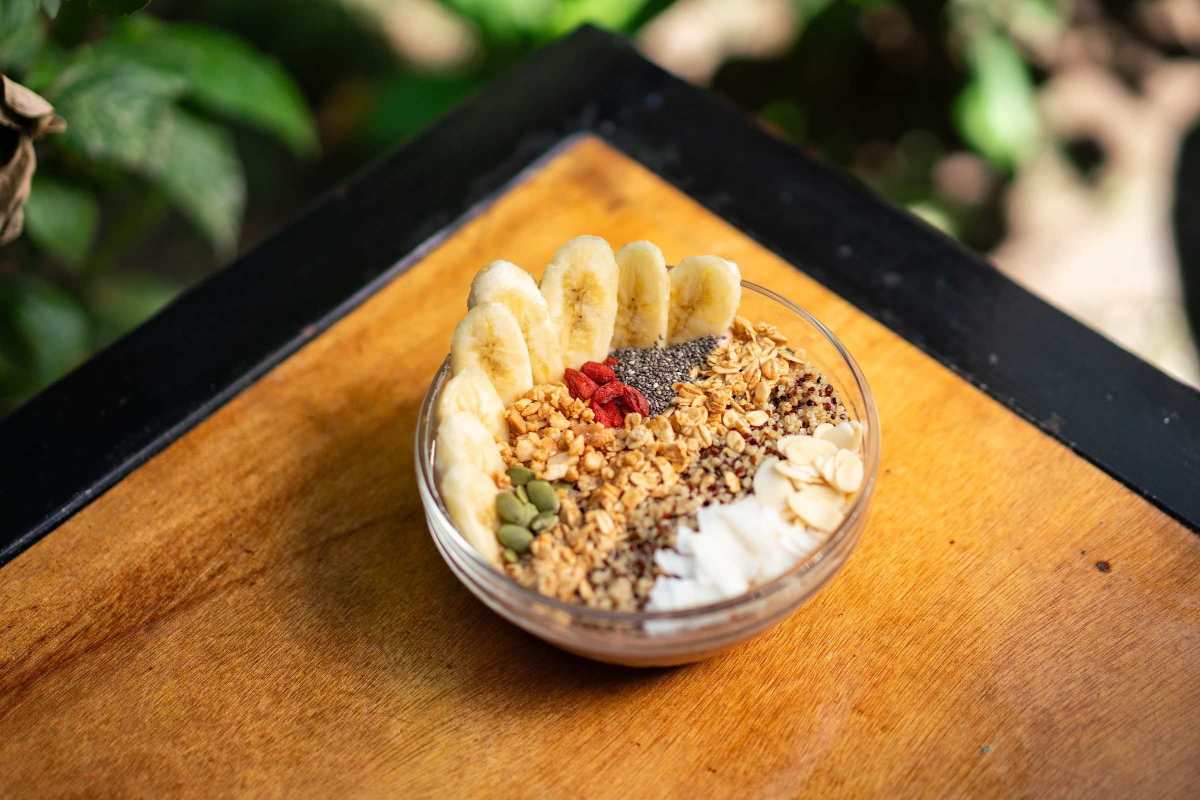 Smoothiebowl met granola en banaan als ontbijt