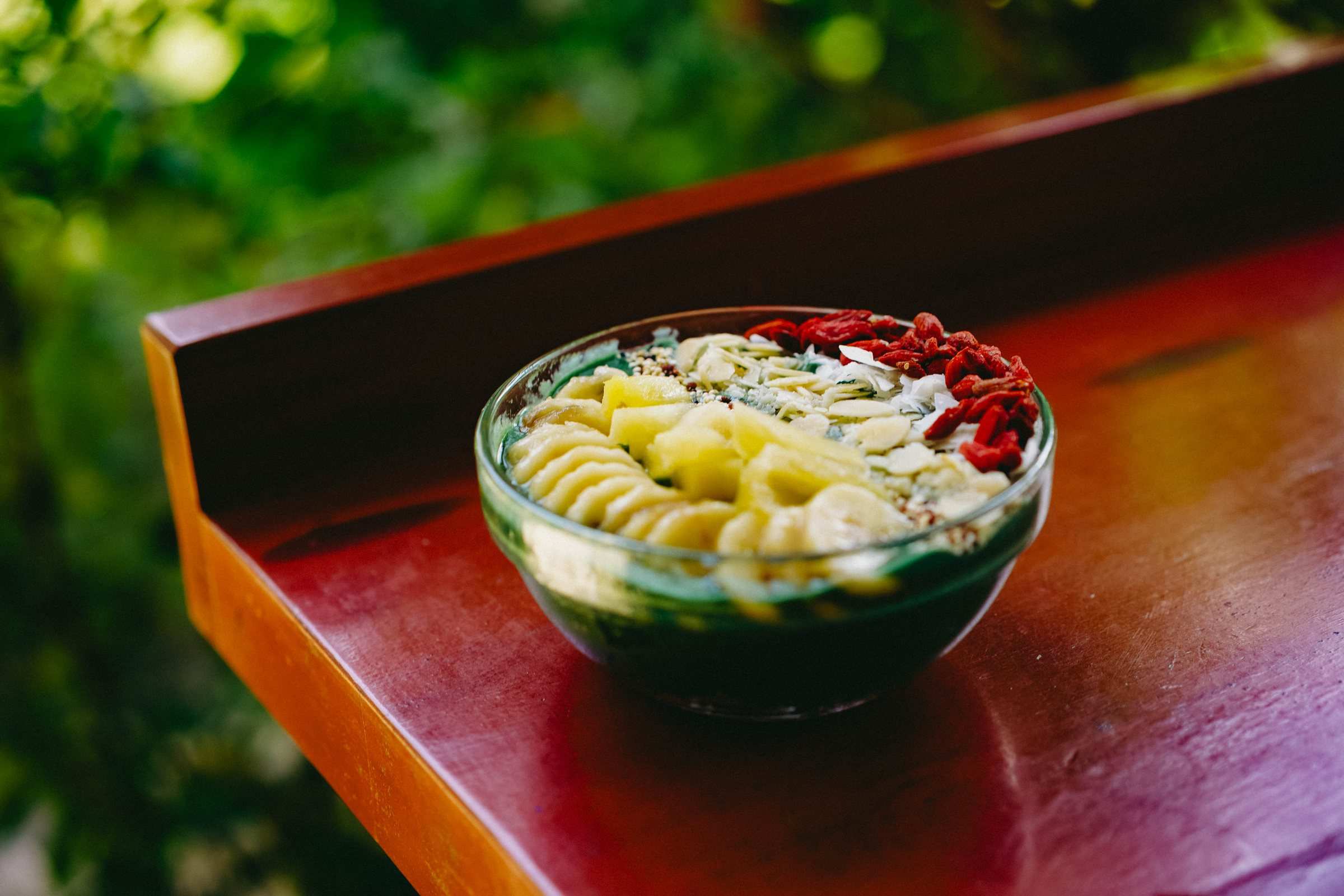 Smoothiebowl geserveerd in de tuin