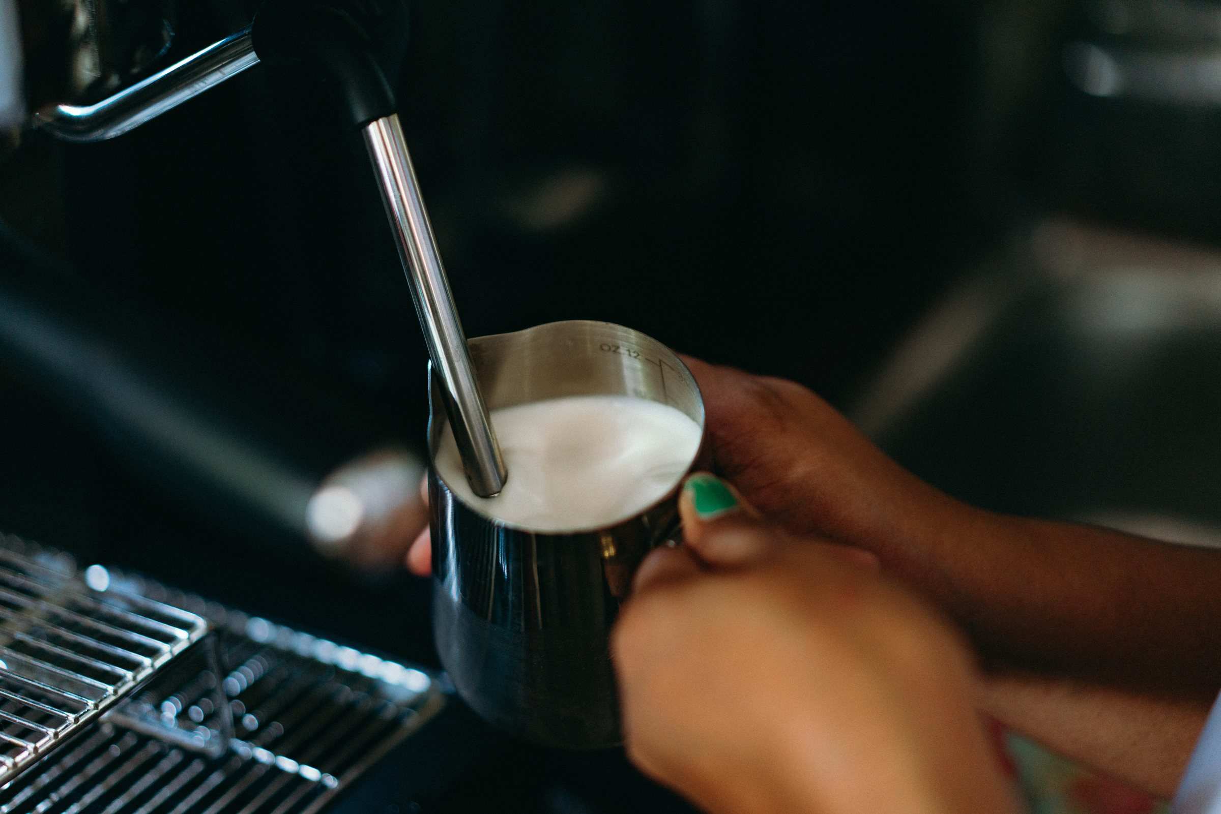 Melk opschuimen voor een latte