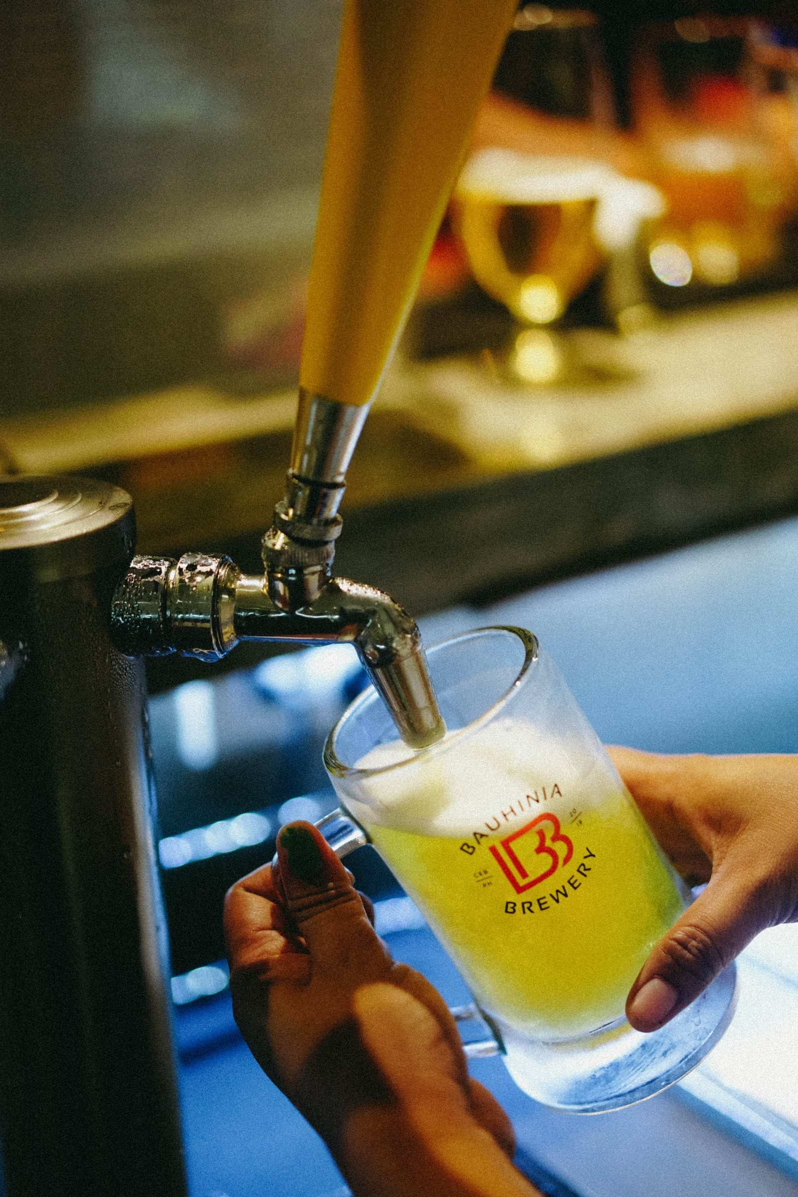 Een craftbier tappen