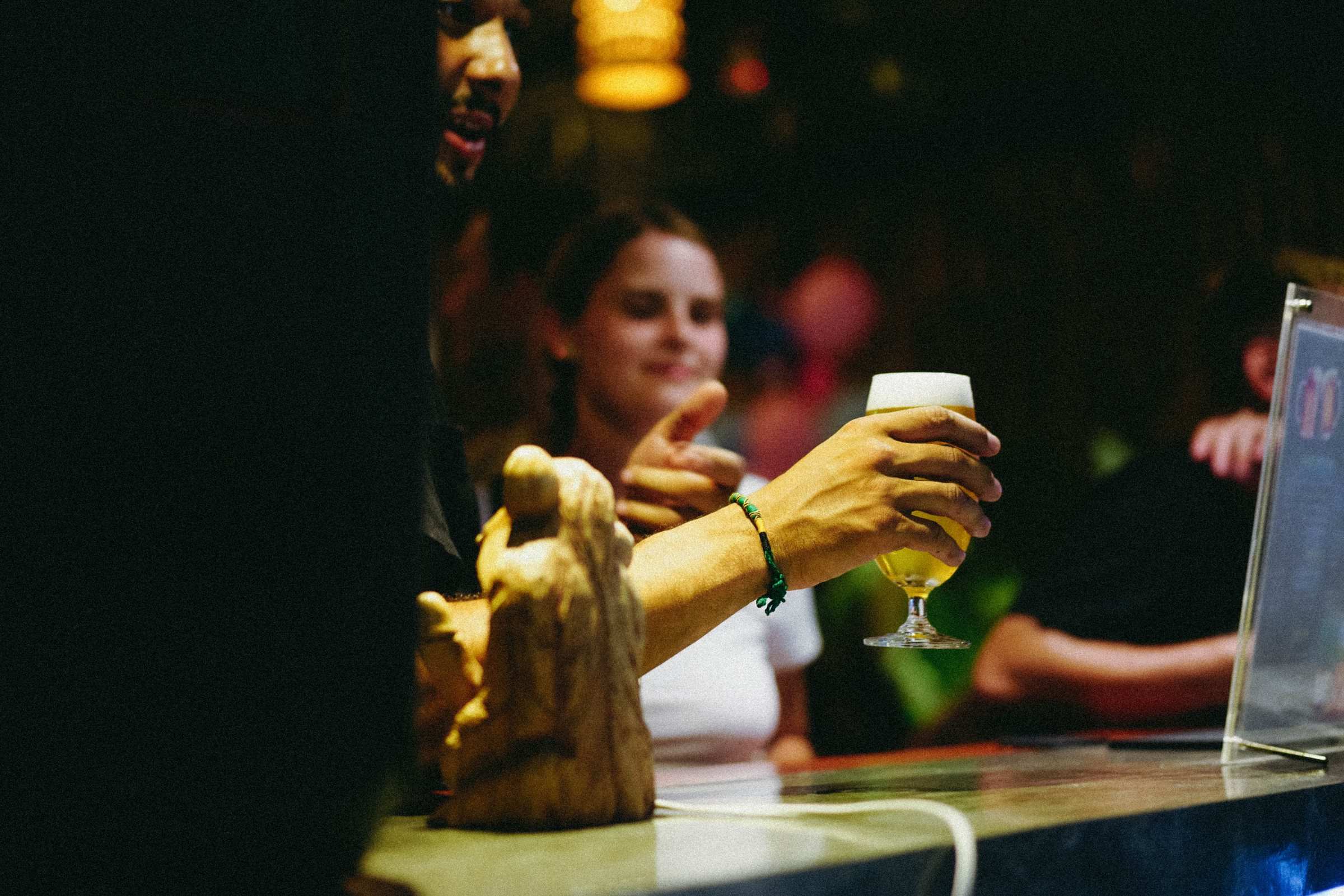 Gast met een biertje aan de bar