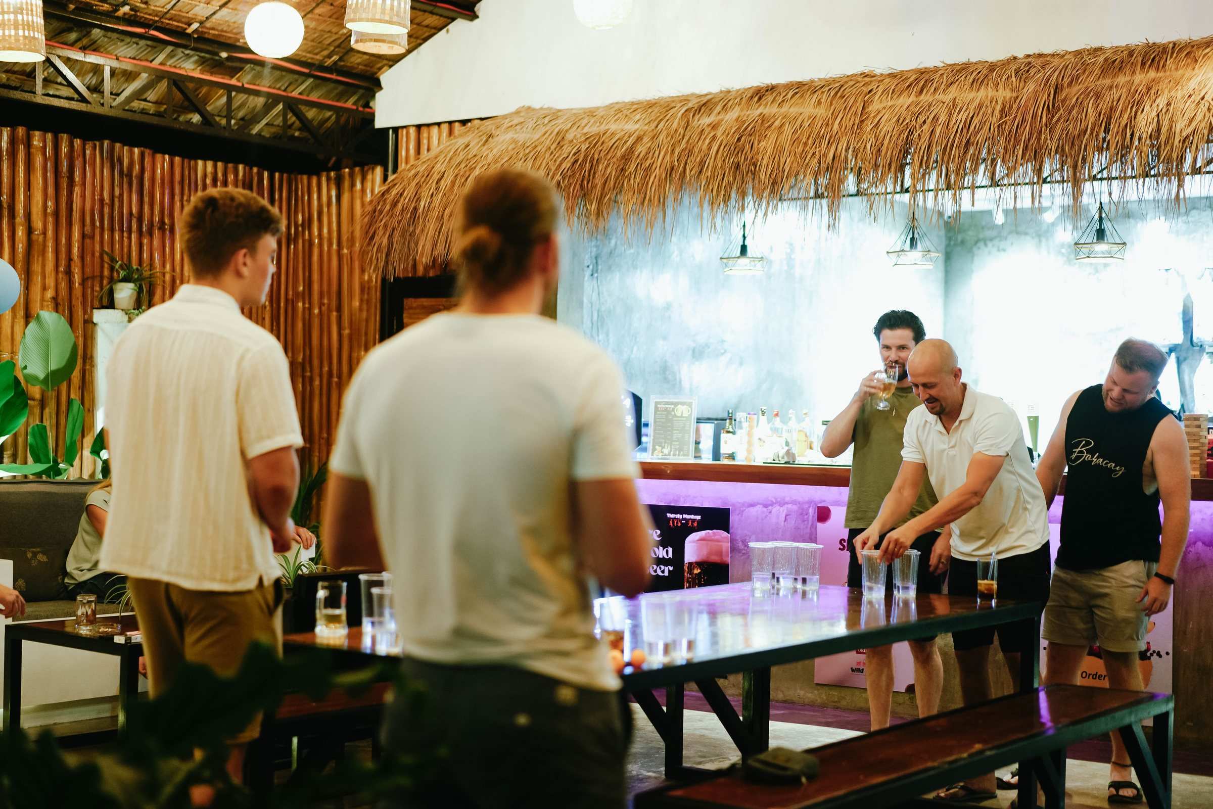 Beerpong aan de lange tafel