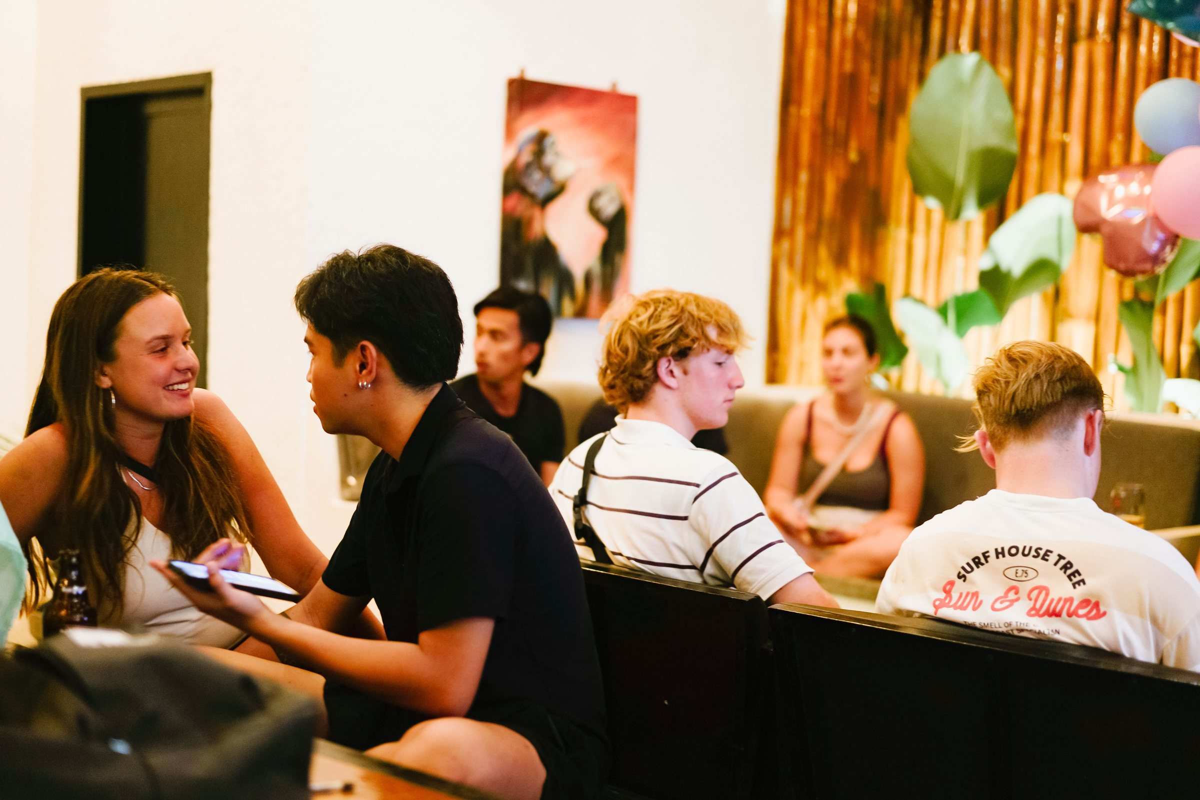 Gasten in gesprek in de lounge