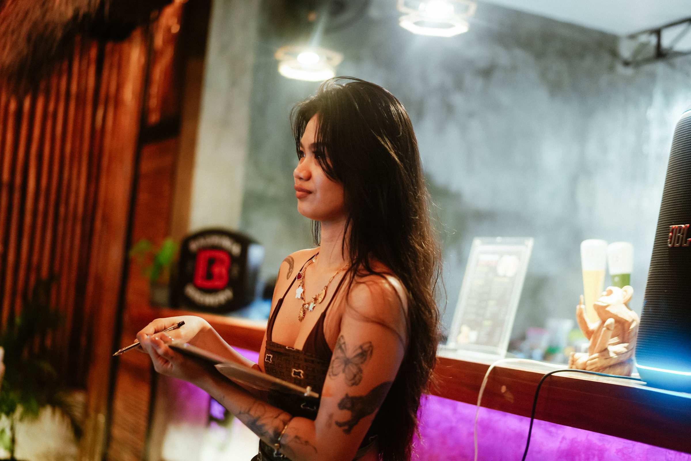 Gast schrijft een antwoord op aan de bar
