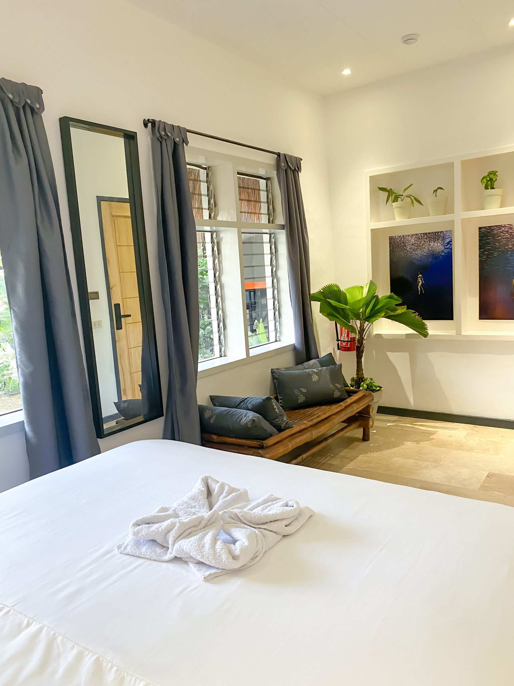 Bed en zitje bij het raam in de Private Deluxe