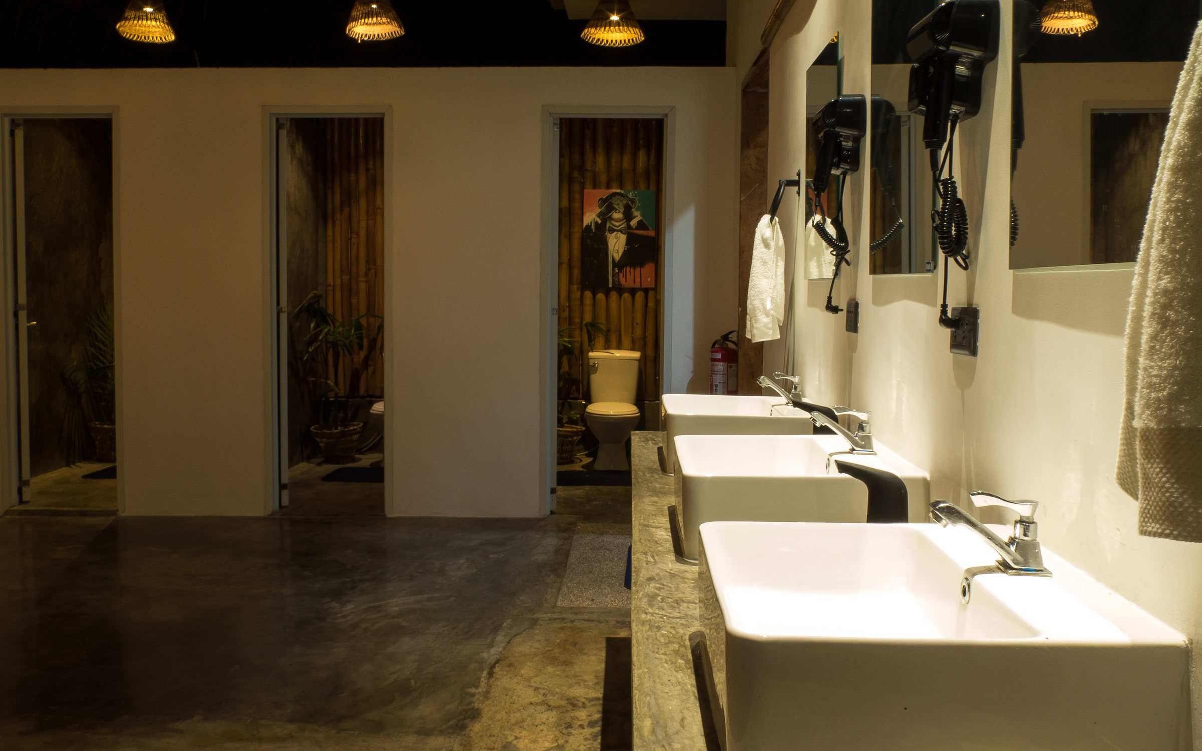Wastafels en toilethokjes in de avond