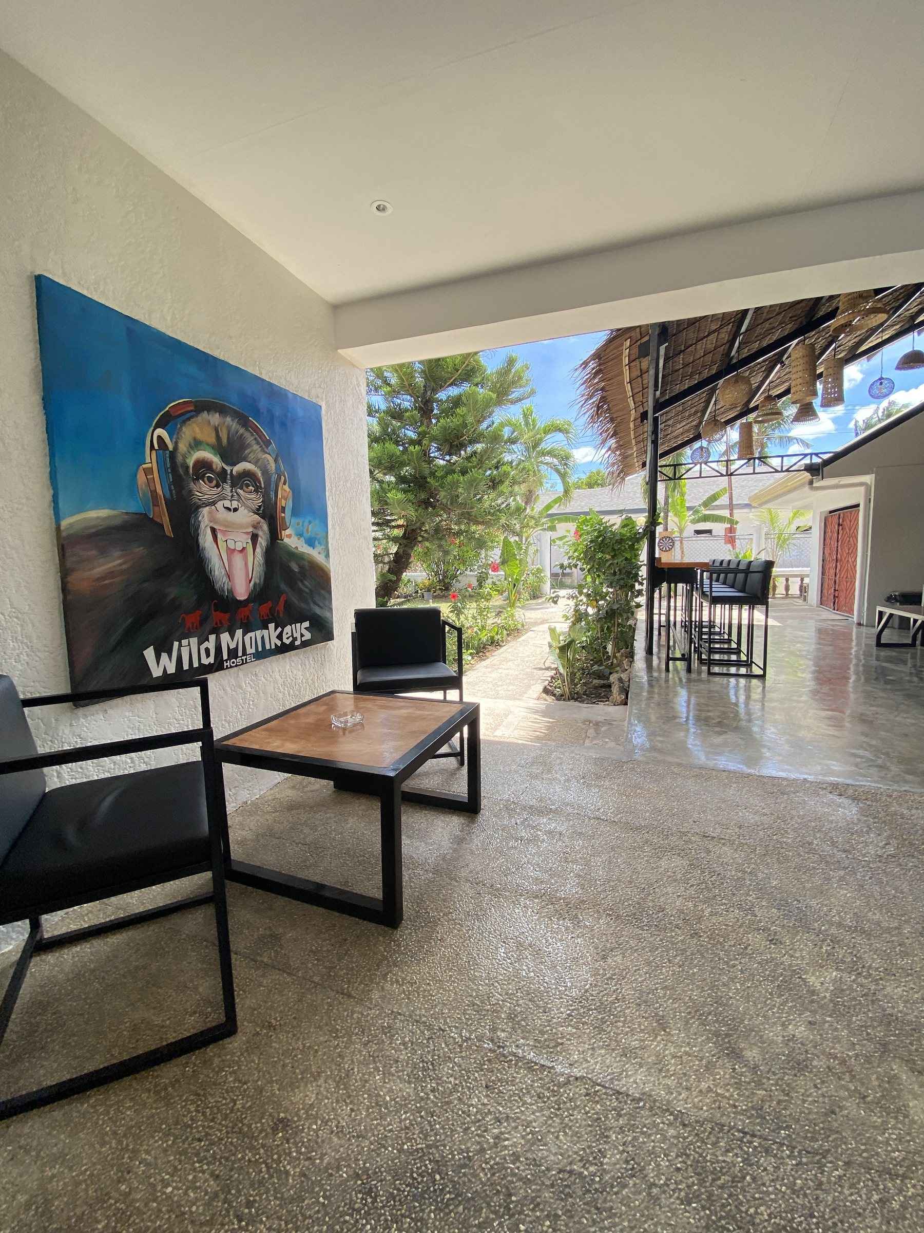 Lounge met het Wild Monkeys-schilderij en uitzicht op de tuin